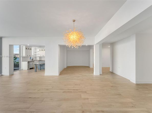 848 Brickell Key Dr 204, Miami FL 33131