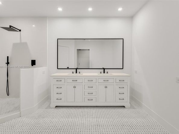 848 Brickell Key Dr 204, Miami FL 33131