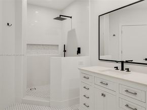 848 Brickell Key Dr 204, Miami FL 33131