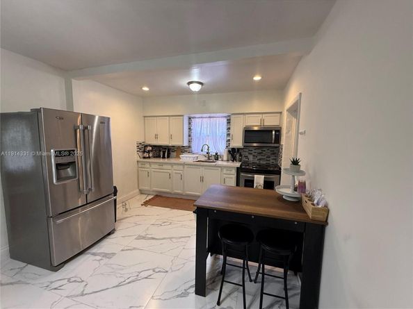 465 NW 119th St, Miami FL 33168