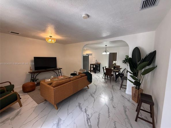 465 NW 119th St, Miami FL 33168