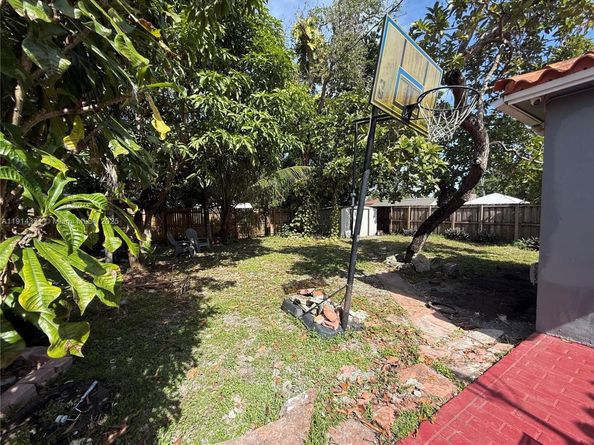 465 NW 119th St, Miami FL 33168