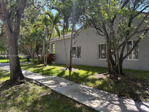 4304 Beechwood Cir, Weston FL 33331
