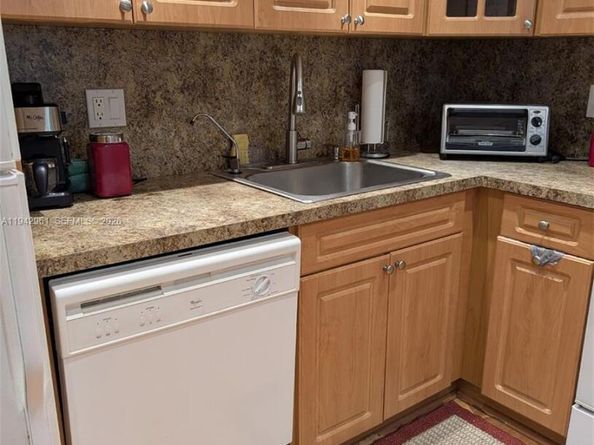 900 Saint Charles Pl L6, Pembroke Pines FL 33026