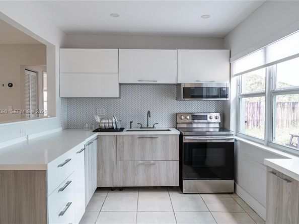 2842 Jackson St, Hollywood FL 33020