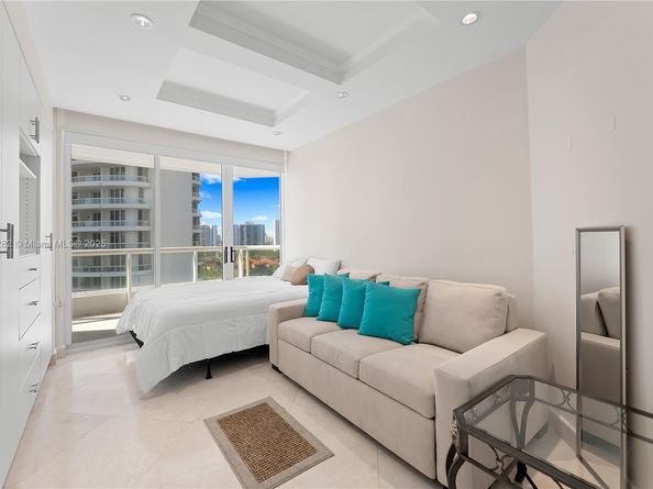 21150 Point Pl 1102, Aventura FL 33180