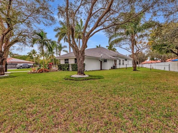 13801 Alexandria Ct, Davie FL 33325
