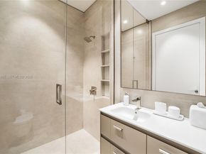 1522 Island Blvd, Aventura FL 33160