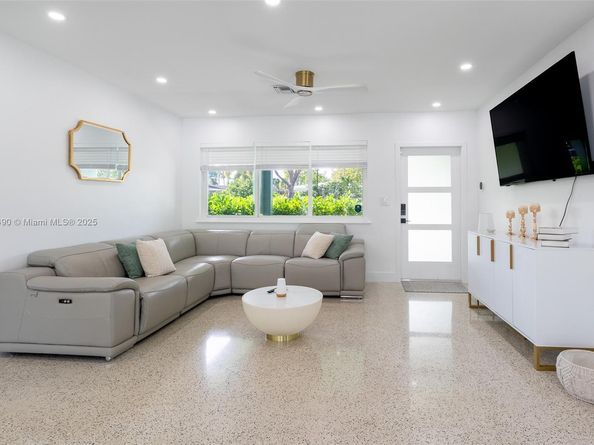 121 SE 7th St, Pompano Beach FL 33060