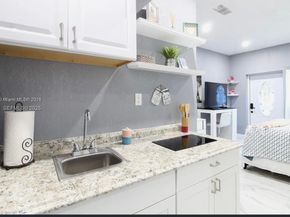 1915 Mayo St, Hollywood FL 33020