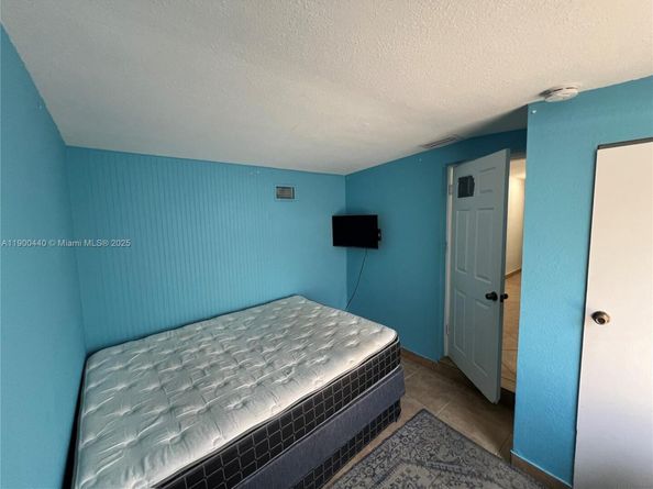 1885 NE 53rd St, Pompano Beach FL 33064