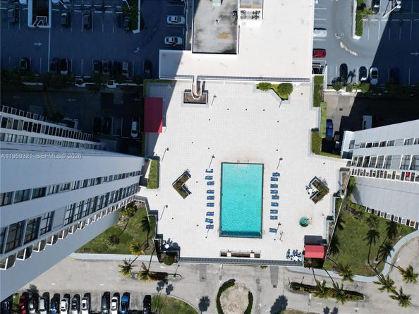 3675 N Country Club Dr 210, Aventura FL 33180