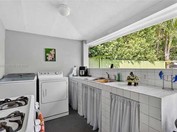 341 S Biscayne River Dr, Miami FL 33169