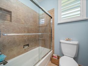 125 Dockside Cir, Weston FL 33327