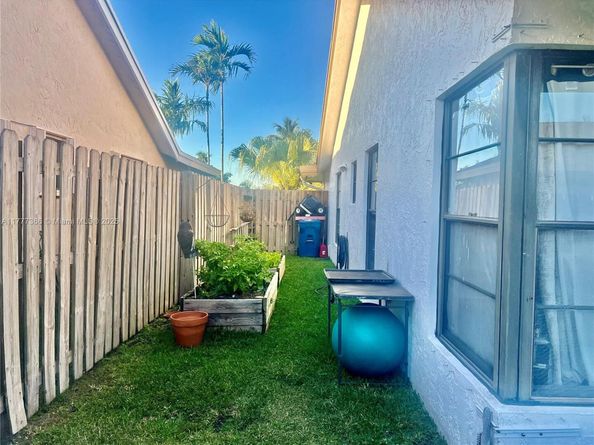 10640 NW 32nd St, Sunrise FL 33351