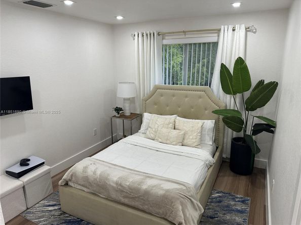 11 NE 151st St, Miami FL 33162