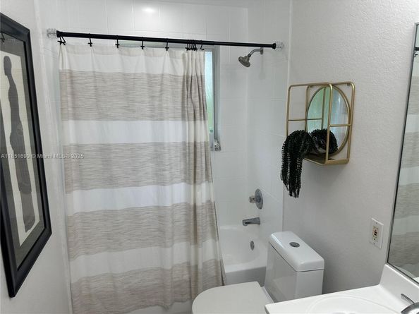 11 NE 151st St, Miami FL 33162