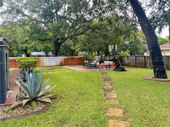 11 NE 151st St, Miami FL 33162