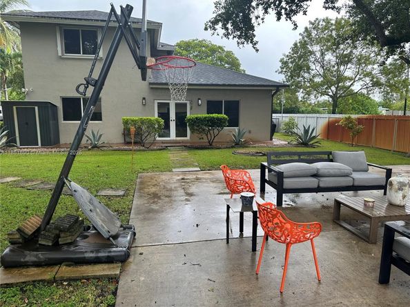 11 NE 151st St, Miami FL 33162