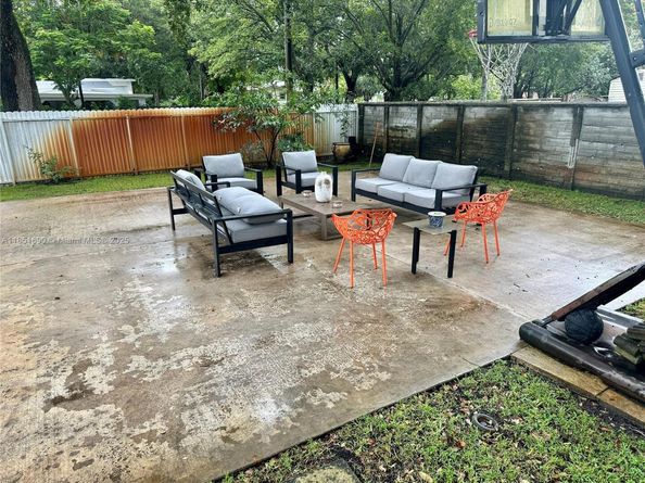 11 NE 151st St, Miami FL 33162