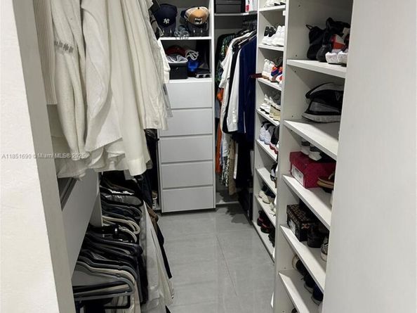 11 NE 151st St, Miami FL 33162