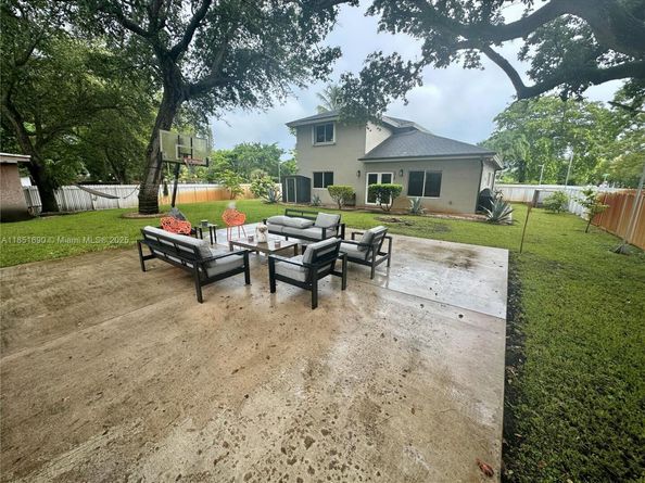 11 NE 151st St, Miami FL 33162