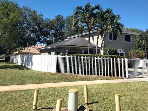 11 NE 151st St, Miami FL 33162