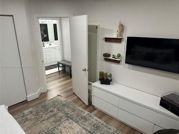 11 NE 151st St, Miami FL 33162