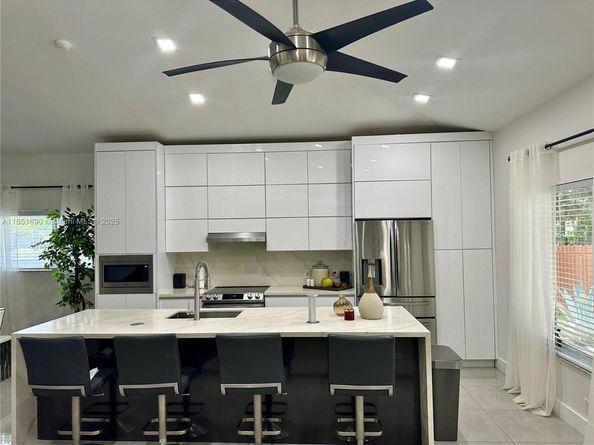 11 NE 151st St, Miami FL 33162