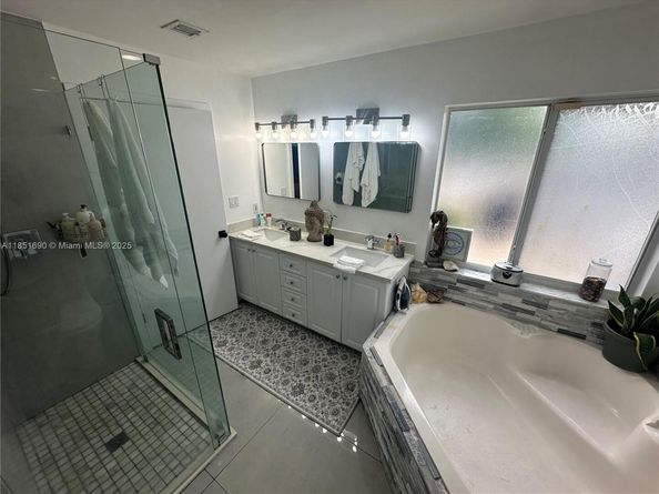 11 NE 151st St, Miami FL 33162