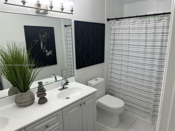 11 NE 151st St, Miami FL 33162