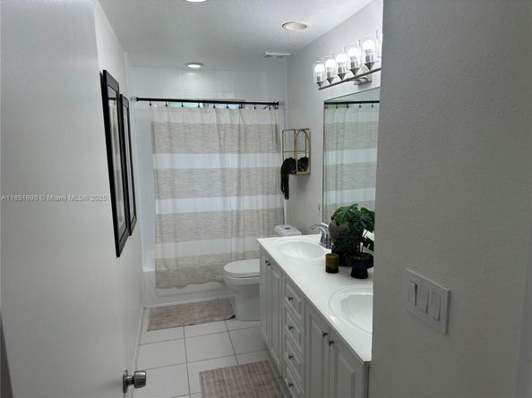 11 NE 151st St, Miami FL 33162