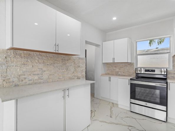 988 NW 10th St, Hallandale Beach FL 33009