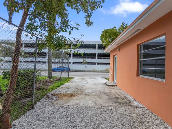 988 NW 10th St, Hallandale Beach FL 33009