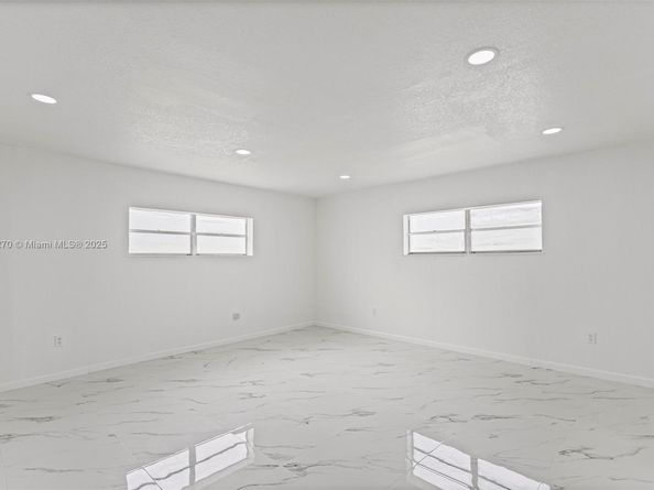 988 NW 10th St, Hallandale Beach FL 33009