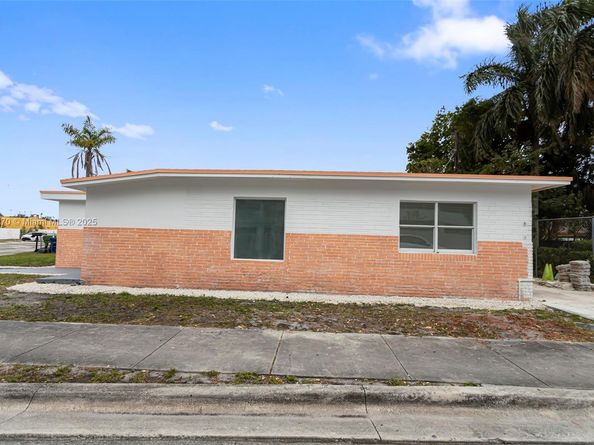 988 NW 10th St, Hallandale Beach FL 33009
