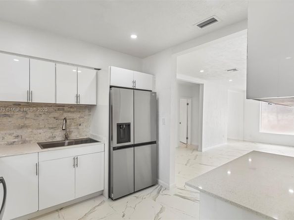 988 NW 10th St, Hallandale Beach FL 33009