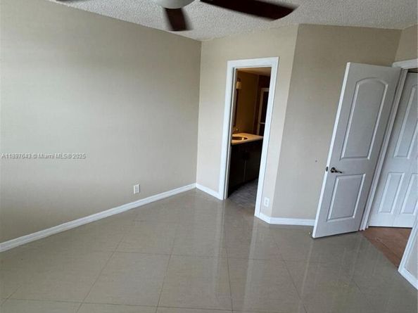 216 Lake Pointe Dr 120, Oakland Park FL 33309