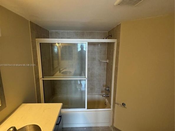 216 Lake Pointe Dr 120, Oakland Park FL 33309