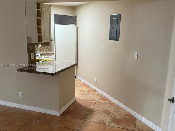 216 Lake Pointe Dr 120, Oakland Park FL 33309