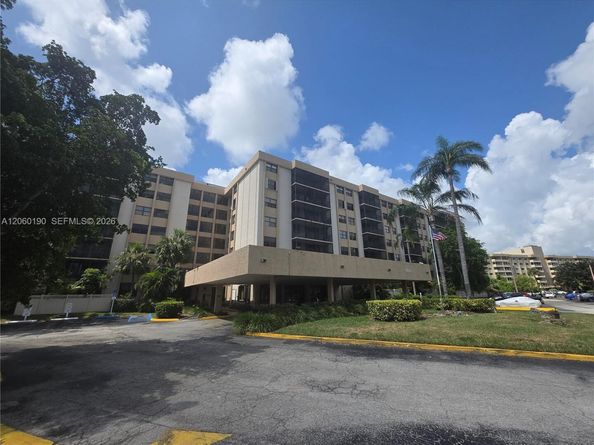 900 NE 195th St 109, Miami FL 33179