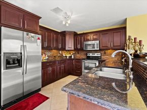 1041 NW 189th Ave, Pembroke Pines FL 33029