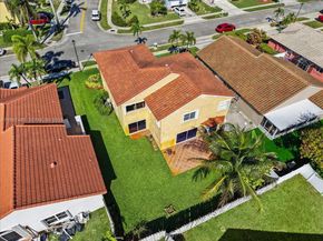 1041 NW 189th Ave, Pembroke Pines FL 33029