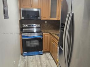 4721 NW 7th St 30412, Miami FL 33126