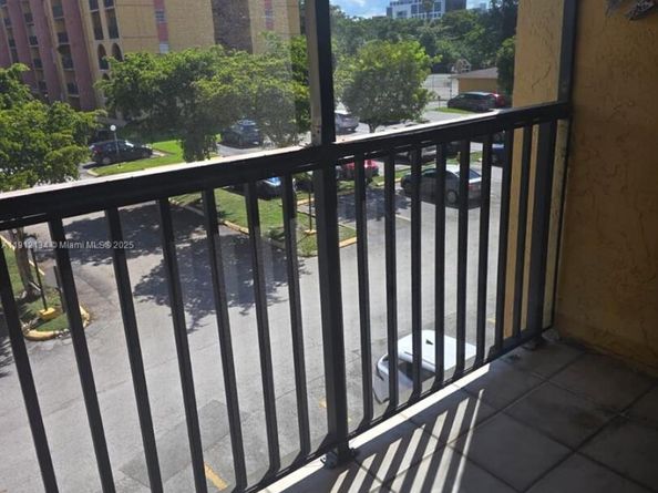 4721 NW 7th St 30412, Miami FL 33126