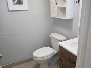 4721 NW 7th St 30412, Miami FL 33126