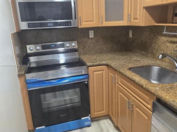 4721 NW 7th St 30412, Miami FL 33126