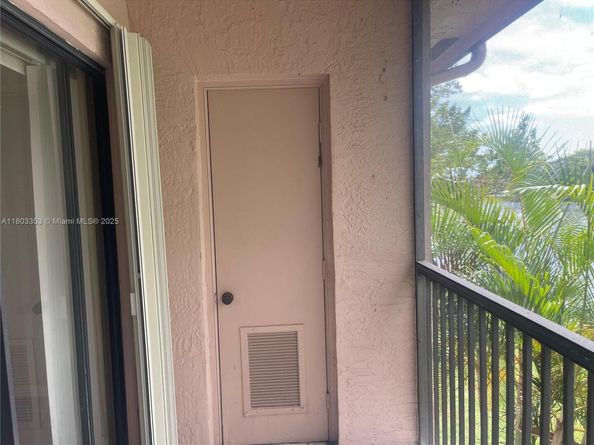1124 NW 106th Ter 202, Pembroke Pines FL 33026