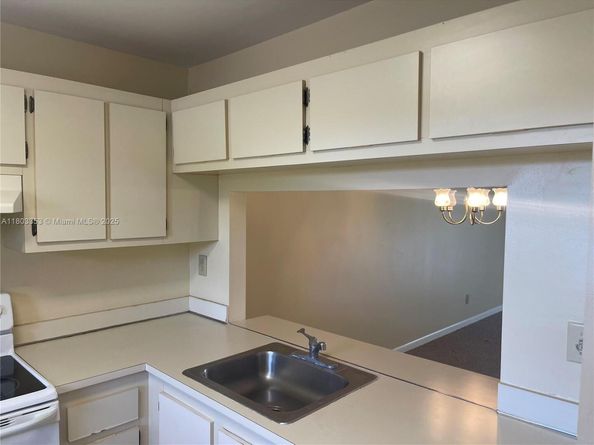 1124 NW 106th Ter 202, Pembroke Pines FL 33026