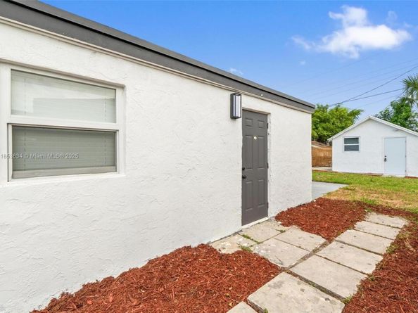 664 NW 21st St, Pompano Beach FL 33060